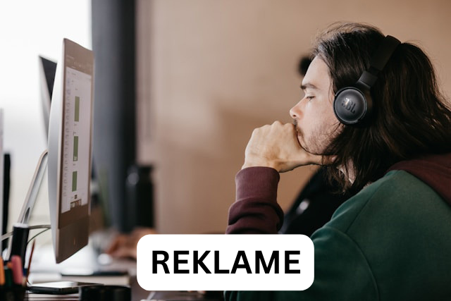 Mand der hører musik